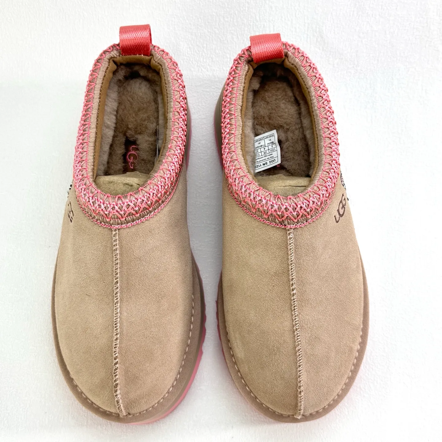 💰400 UGG Tats series thickened model Mule style toe-cap 5CM half slippers Ethnic style autumn and winter snow boots High-quality sheepskin and wool Integrated with high quality Warmth and heat sealing Made of TPU molded suede upper material Embedded with artificial curly wool plush lining and 10mm UGGPURE™ implanted wool lining and removable UGGPURE™ implanted wool insole Lightweight non-slip and comfortable rubber outsole with brand LOGO With complete packaging Official item number: 11225532722 Size: 35 36 37 38 39 40